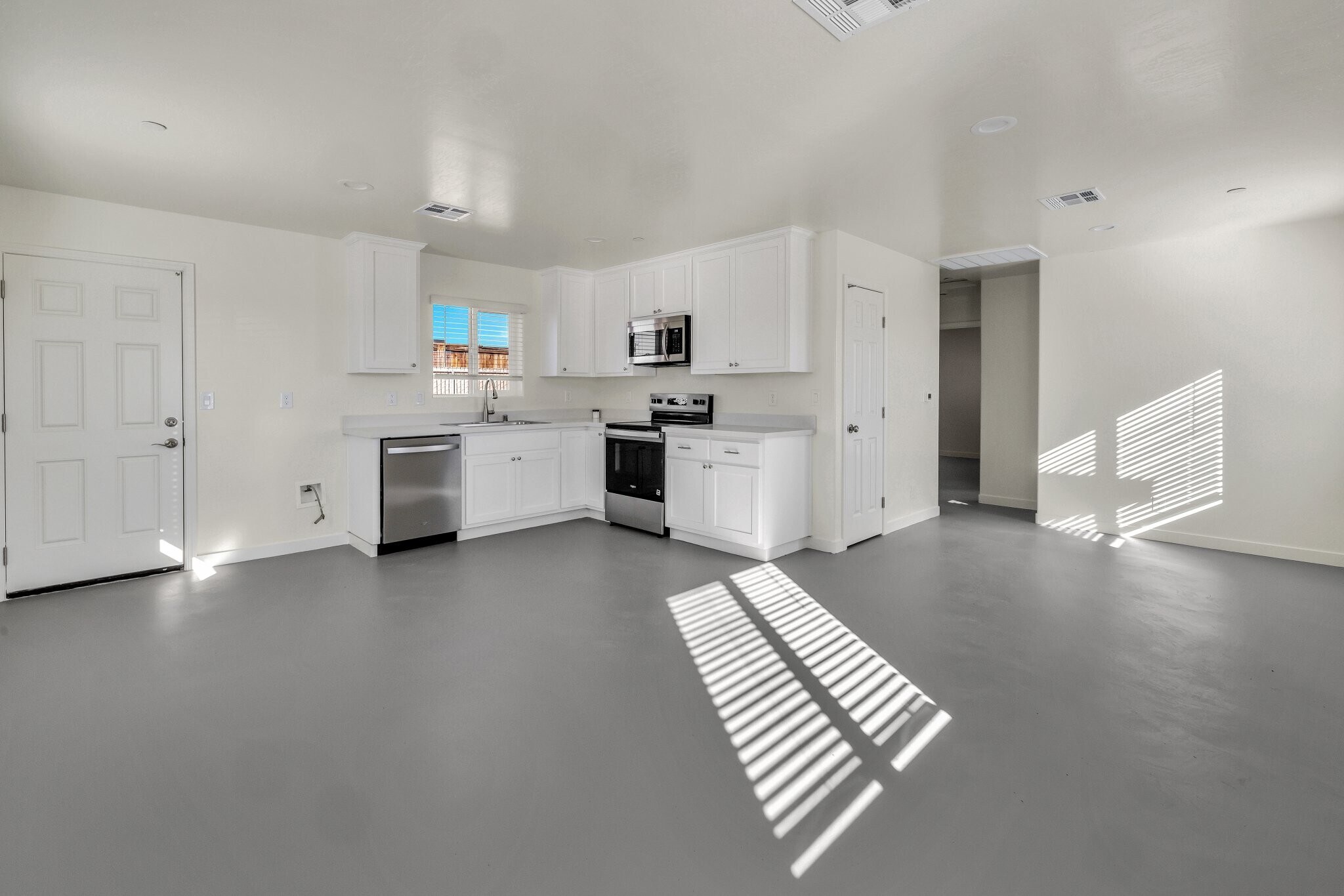 Building Photo - 1340 W Mariposa Ave