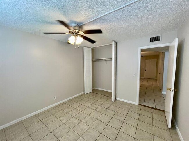 Building Photo - 511 W Kalmia Dr