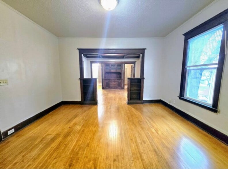 Building Photo - 2506 Dupont Ave N