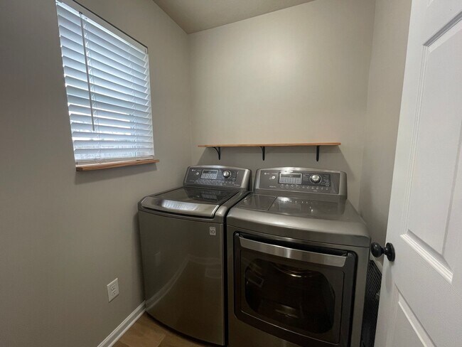 Building Photo - MOVE IN SPECIAL: Four Bedroom Home in Mattawan