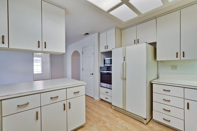 Building Photo - Lovely and spacious 3BR 2.5BA townhouse in...