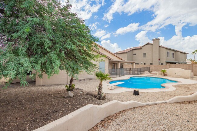 Building Photo - New Listing in Avondale