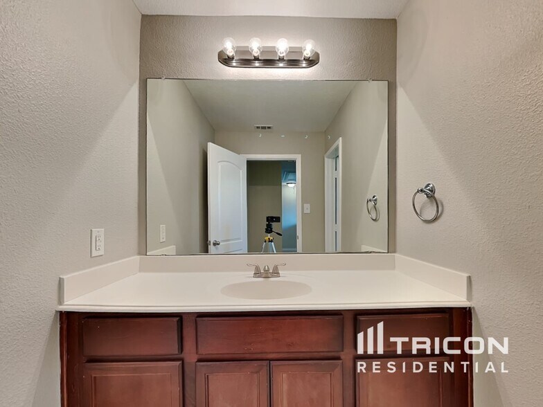 Building Photo - 1327 Tamarack Dr