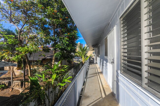 Building Photo - Renovated, upstairs, 2 bedroom 1 bath with...