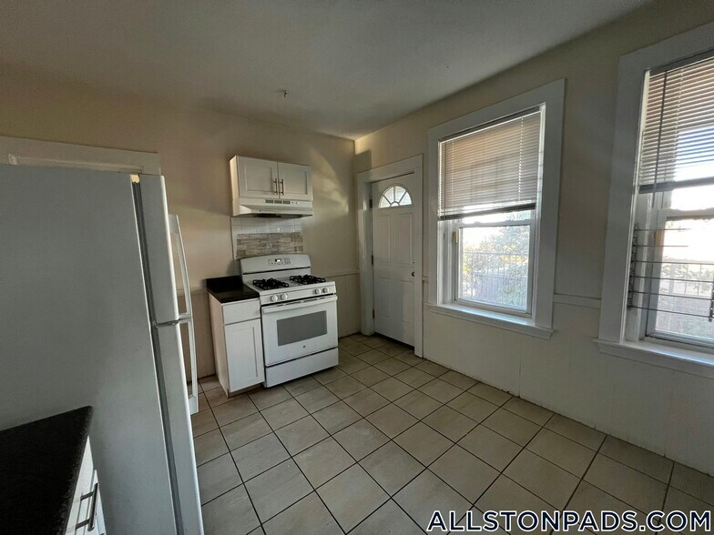Building Photo - 6 Barrows St