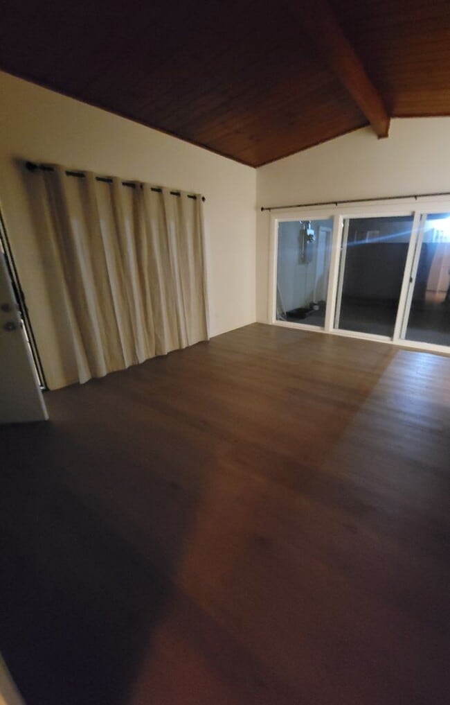 Building Photo - Suburban oasis