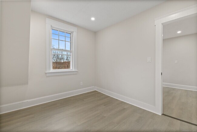 Building Photo - 19 Henry St