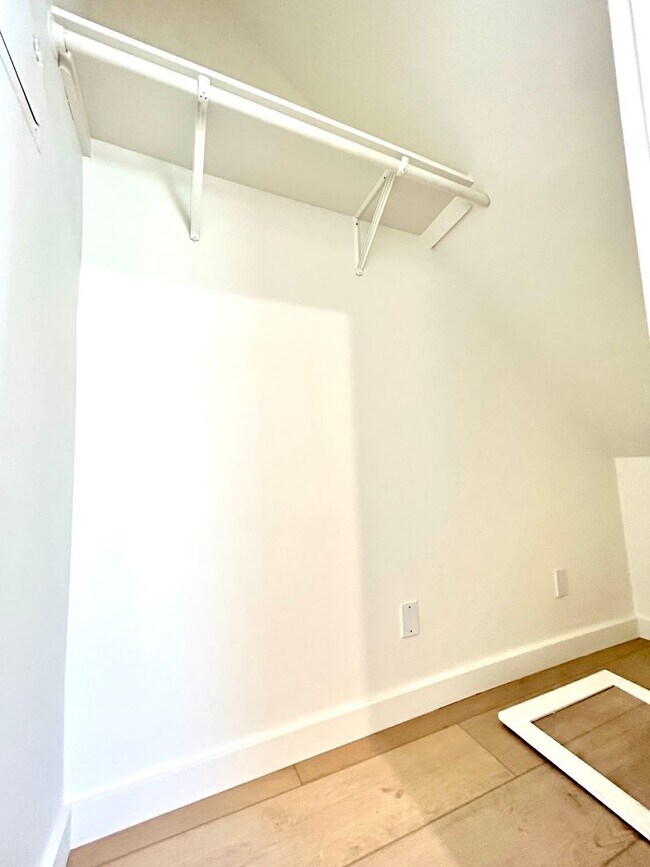 Building Photo - 3 Bed/1 Bath - Downtown Santa Barbara