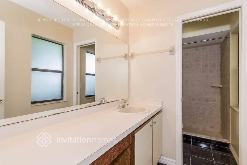 Building Photo - 203 N Lake Ct