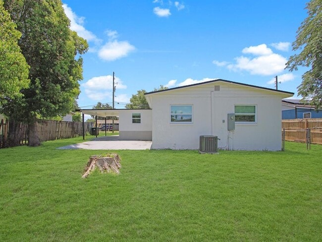 Building Photo - 2806 Bonneville Dr