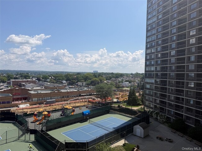 Building Photo - 2 Bay Club Dr