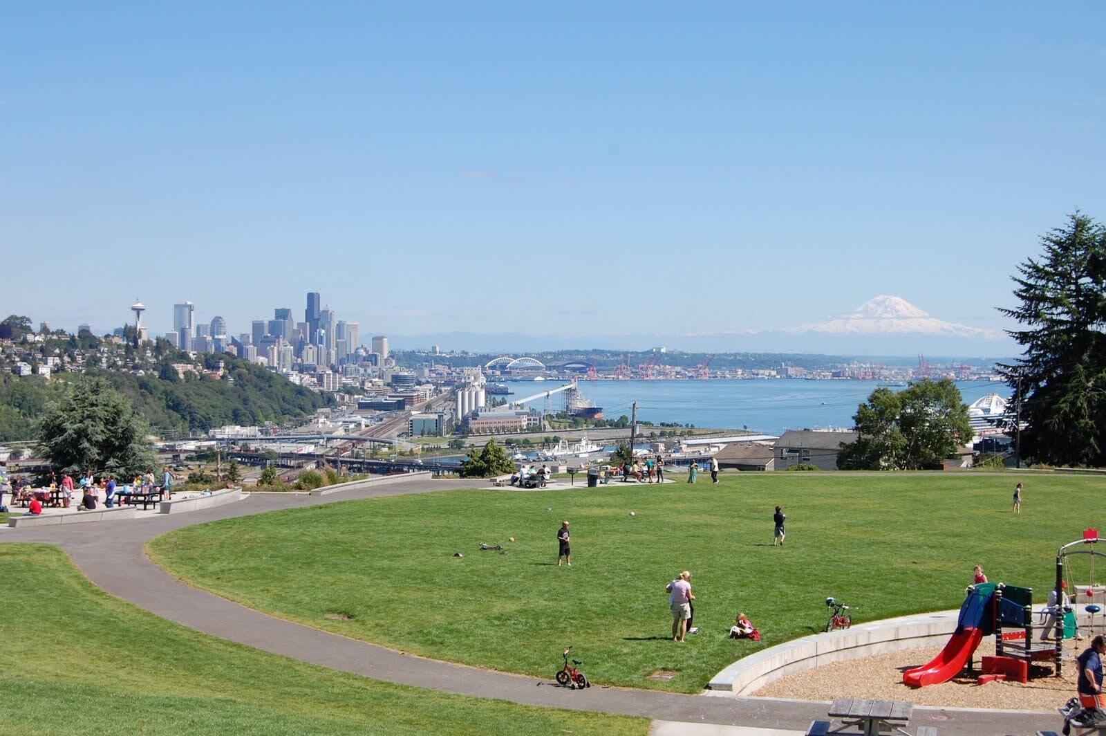 Park 10 min walk away - 2200 Thorndyke Ave W