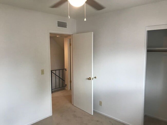 Building Photo - 2 bed 1.5 townhouse Scottsdale