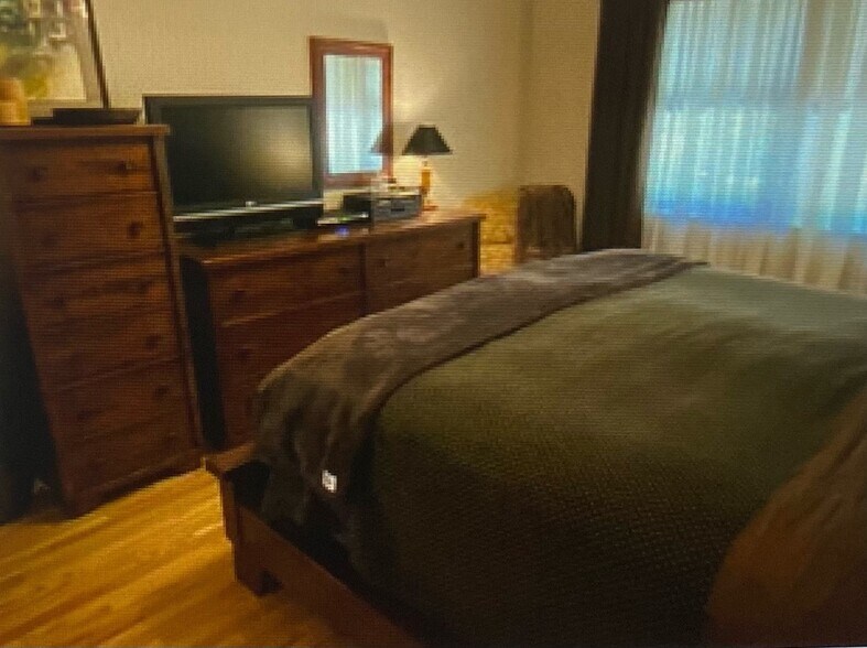 Bedroom 1 - 5407 Woodman Ave
