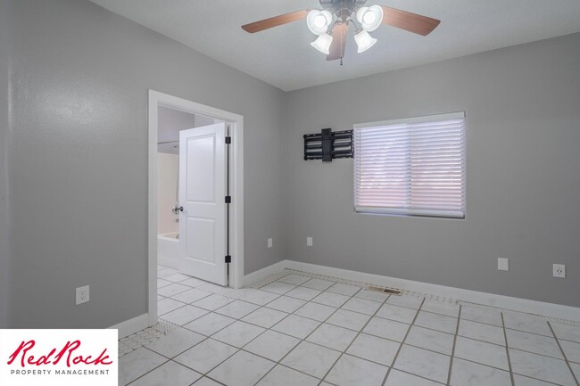 Building Photo - Lovely 2 Bedroom Condo. Pet Friendly!