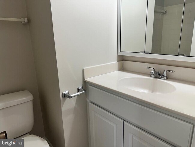 Building Photo - 4847 Chevy Chase Dr