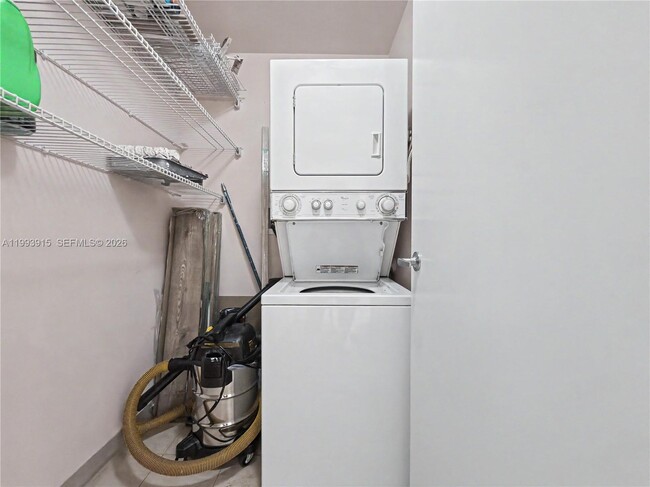 Building Photo - 1900 N Bayshore Dr