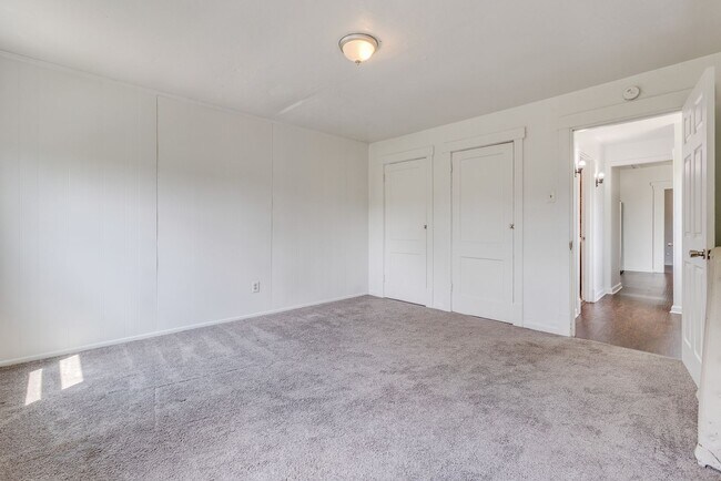 Building Photo - AVAILABLE July 2026 - Huge 5 Bedroom, 2 Bath Home in South Side Slopes w/ Garage Attached!