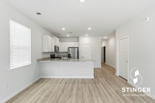 Building Photo - 548 Hideaway St