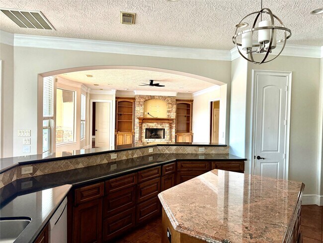 Building Photo - 1631 S Persimmon St