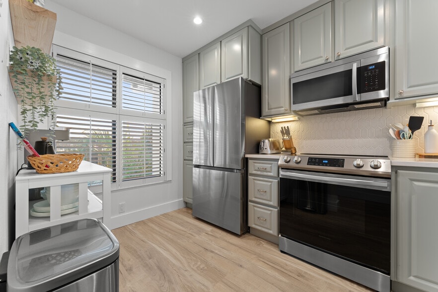 Building Photo - 6287 Bahia del Mar Cir