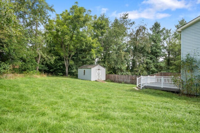 Building Photo - 3 bed/ 2 1/2 bath pet friendly fenced yard