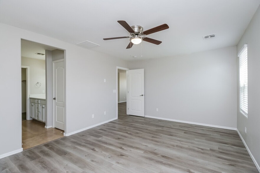 Building Photo - 38059 N Carolina Ave