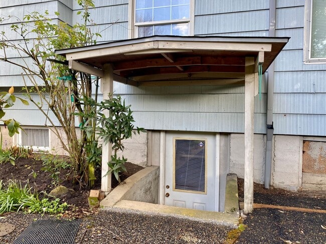 Building Photo - Spacious Milwaukie Studio