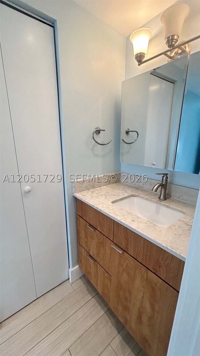 Building Photo - 2899 Collins Ave