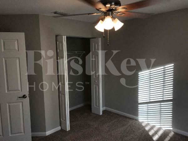 Building Photo - 931 SE Thornhill Dr