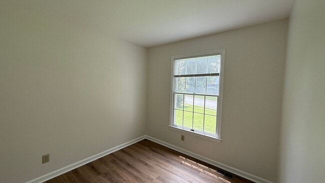Building Photo - Newly Refreshed Rambler in Convenient Loca...