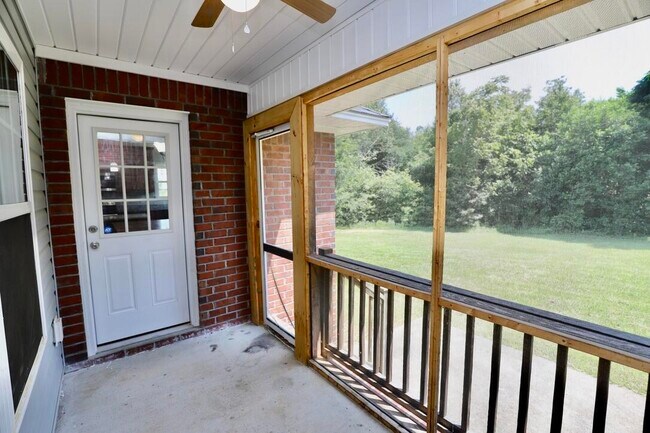 Building Photo - 3335 Valencia Dr