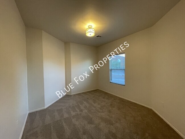Building Photo - 8721 N Black Pine Dr