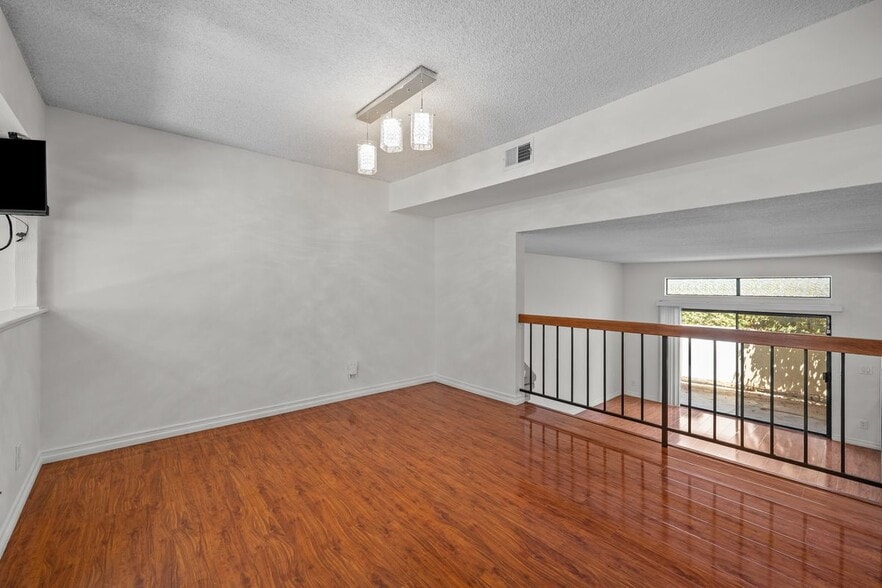 Building Photo - 7100 Balboa Blvd