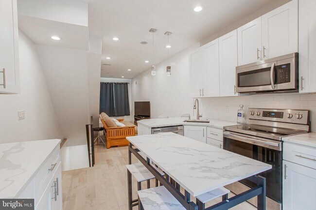 Building Photo - 2146 N Fairhill St