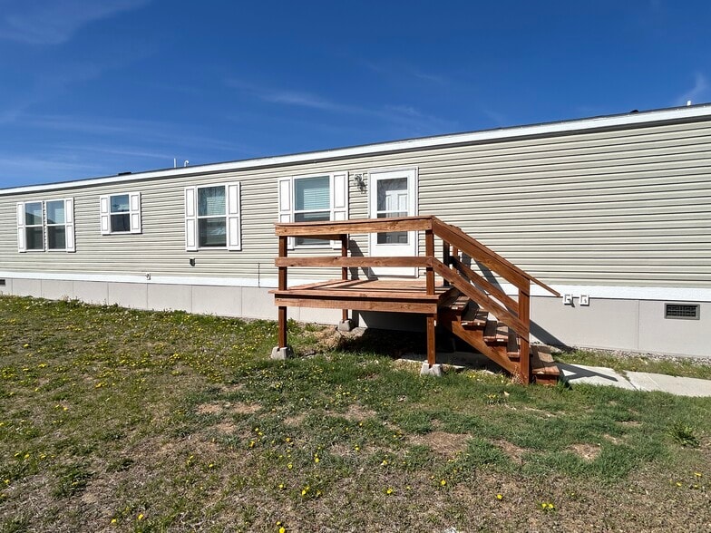 Building Photo - 18 Skeena St