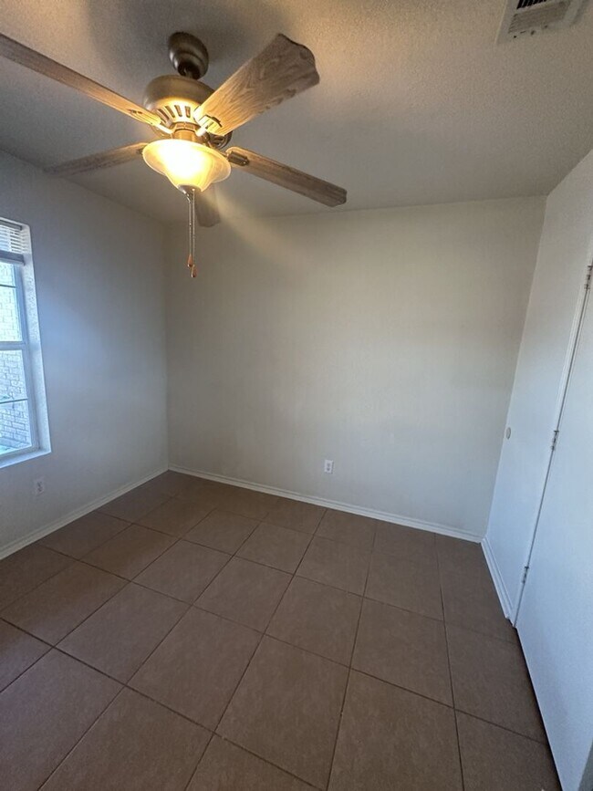 Building Photo - AVAILABLE NOW !