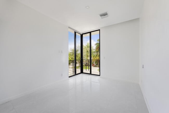 Building Photo - 2516 NE 21st St