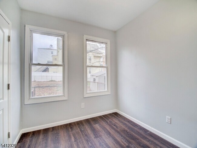 Building Photo - 209 N 4th St