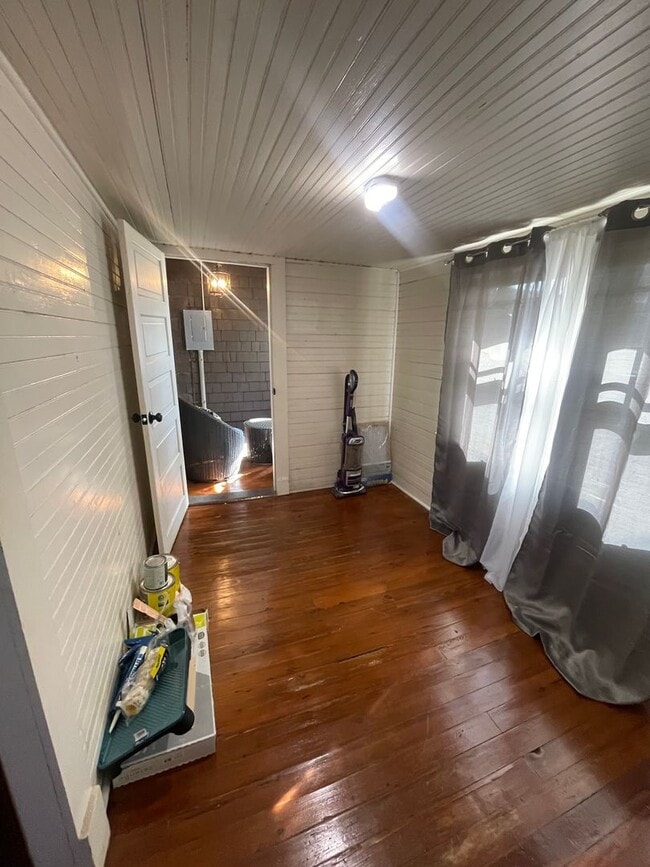 Building Photo - ?? COMING SOON ?? Charming 3 Bed / 1 Bath Bungalow – Prime Location Near Downtown Hickory