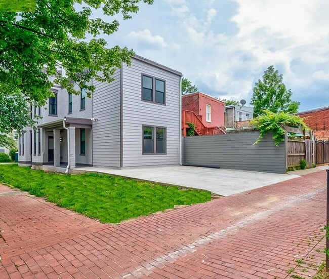 Building Photo - 824 I St NE