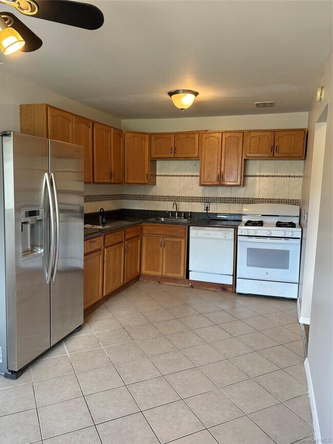 Building Photo - 4 Fishkill Glen Dr