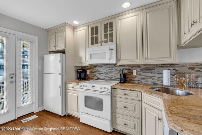 Building Photo - 1919 Bay Blvd