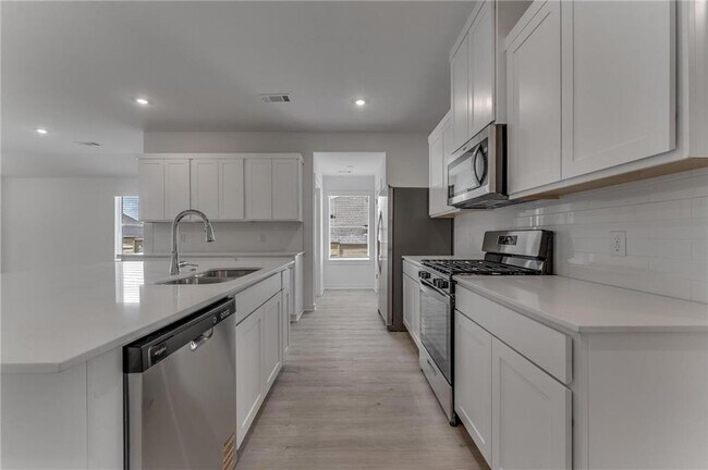 Building Photo - 981 PEBBLE Dr