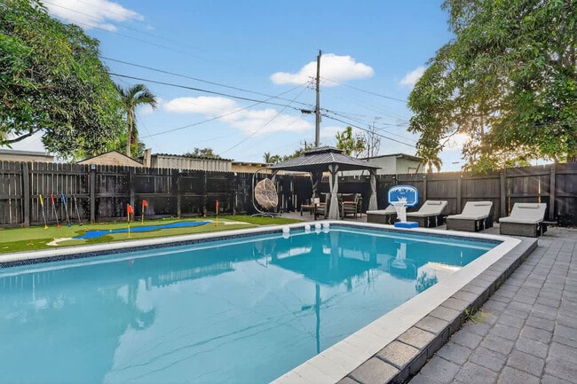 Building Photo - 6660 Custer St