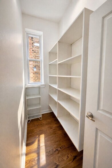 Building Photo - 736 N Throop St