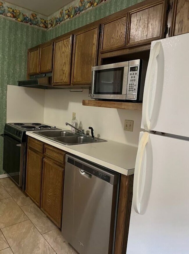 Building Photo - PRE LEASE CONDO FOR FALL 2026 - W/D Included