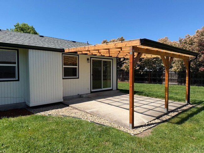 Building Photo - Updated 3 bedroom 2 bath home in a great neighborhood!
