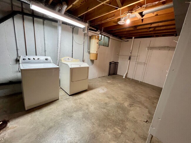 Building Photo - 4 Bedroom, 3 Bath walking distance to Amanda Arnold Elementary!