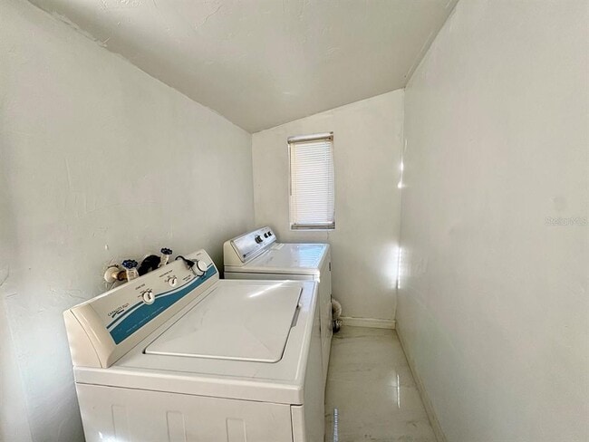 Building Photo - 524 E Lime St